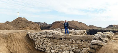Крымские археологи заметили античный мост через оборонительный ров у Керчи  