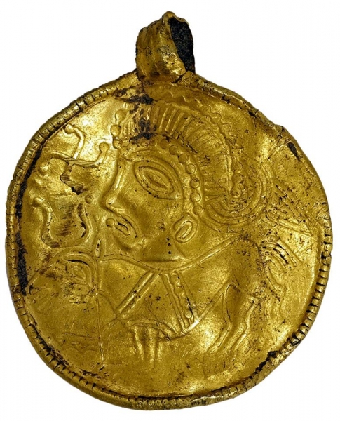 В Дании отыщи золотой амулет с Одином возрастом в 1,5 тысячи лет  