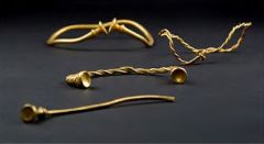 Находка интернационального масштаба: в Британии обнаружен древний клад с золотыми украшениями  