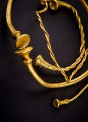 Находка интернационального масштаба: в Британии обнаружен древний клад с золотыми украшениями  
