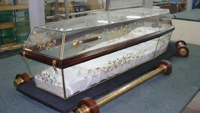 В Китае заметили хрустальные гробы с мумиями  