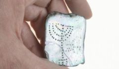 В Кейсарии отыскана древняя пластинка из жемчужницы с гравировкой семисвечника  