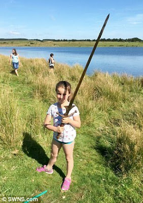 В Британии девочка невзначай нашла "меч короля Артура"  