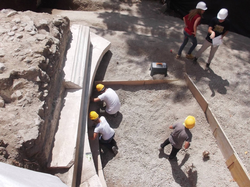 В Помпеях отыщи гробницу с четырехметровой эпитафией  