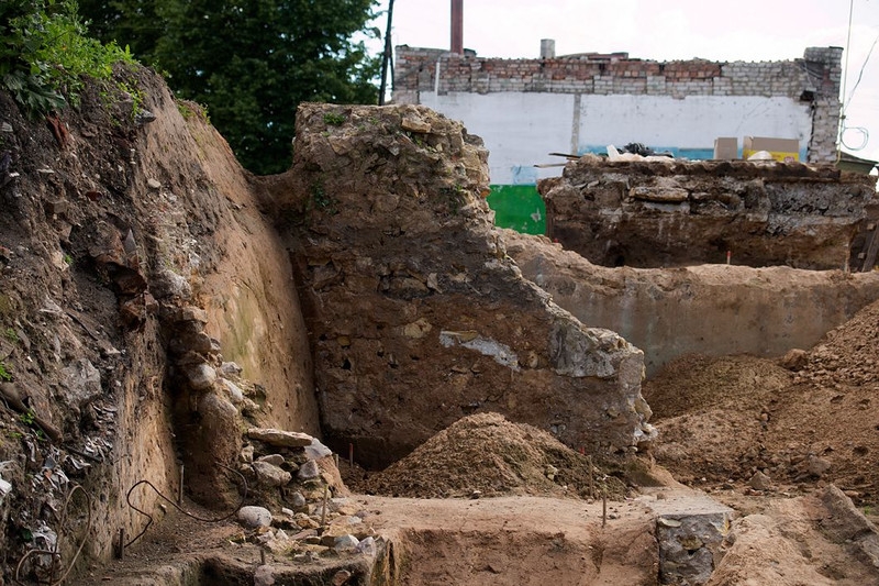 На раскопках в Торжке археологи заметили средневековое кладбище  
