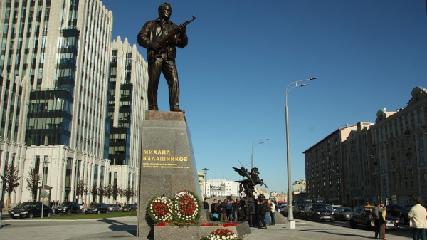 Монумент Калашникову: как на нем оказалось оружие Гитлера  
