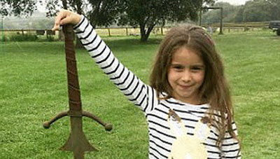 В Британии девочка невзначай нашла "меч короля Артура"  