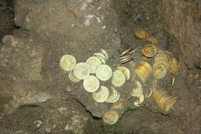На Далеком Востоке мальчик нашел золотые монеты в отхожем месте  