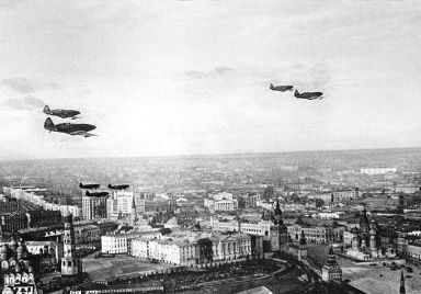 Краски против бомб: отчего немецкие бомбардировщики смогли долететь до Кремля только 8 раз  