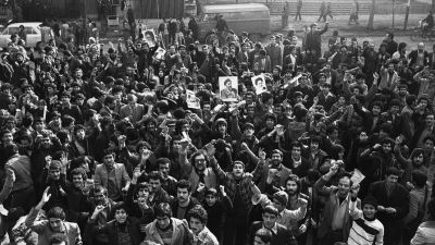 Бои в Тегеране: приверженцы Хомейни стреляют в гвардейцев. ОНЛАЙН  