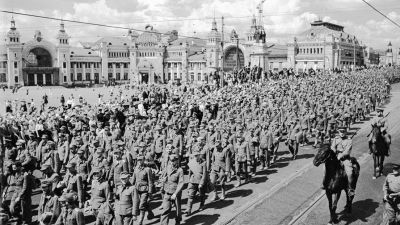 «Шли босиком и поносили»: как пленных немцев прочертили по Москве  