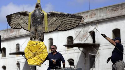 Орел со свастикой: символ нацизма впустят с молотка  