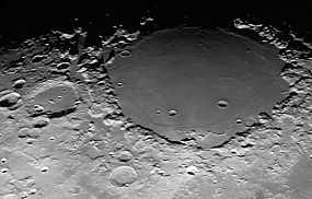 <p>Астрономы разгадали загадку концентрических перстней вокруг лунного моря Восточное</p> 