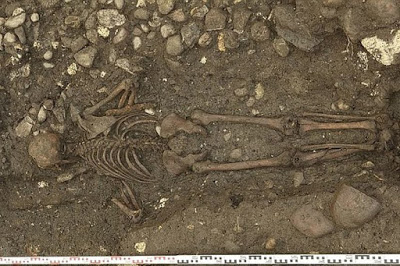 <p>В Швейцарии археологи заметили старинную могилу таинственного человека</p> 