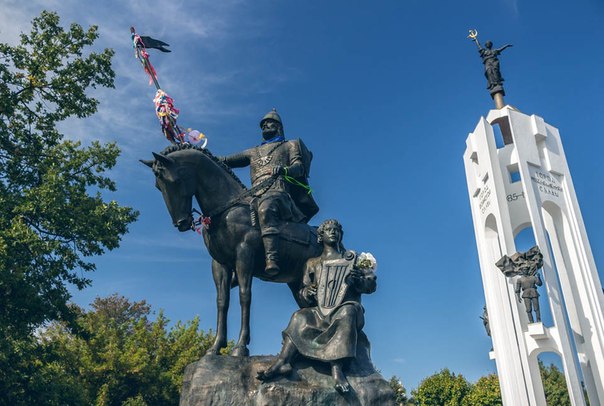 Монумент Александру Пересвету и Бояну на Покровской 