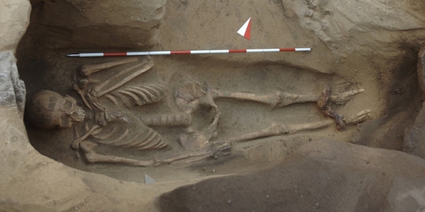 В Италии раскопали этрусскую могилу со костяком в оковах 