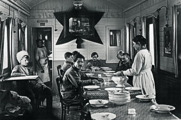 Чем накрывали обеденные столы в первые революционные годы 