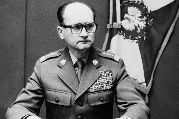 <p>В Польше предложили разжаловать в рядовые генерала Ярузельского</p> 