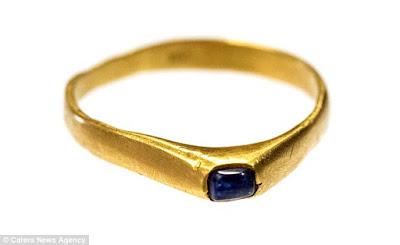 Уникальное средневековое перстень с сапфиром, похожее на обручальное кольцо Кейт Миддлтон, было найдено в Дербишире 