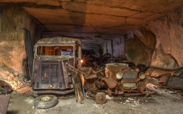 Во Франции отыщи пещеру со спрятанными от немцев машинами 