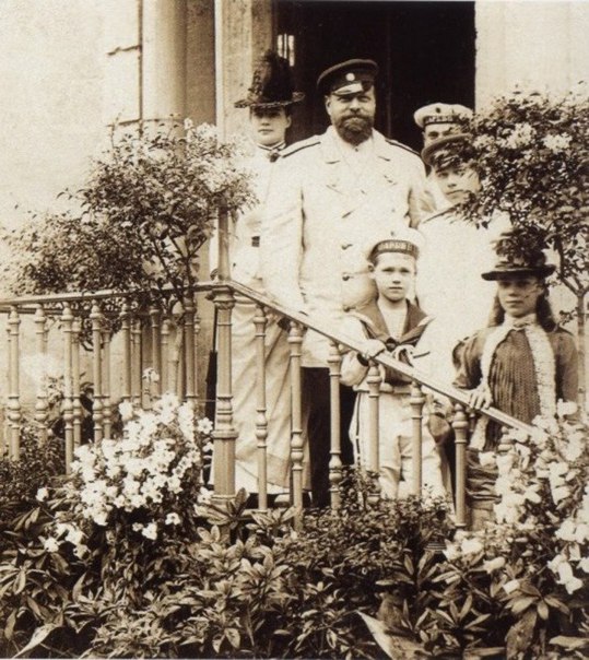 Император Александр III с семейством. Гатчина. 1888  
