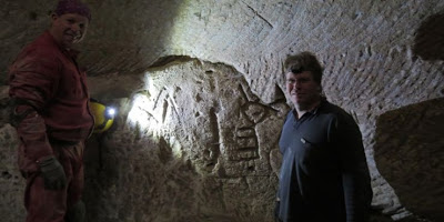 В Израиле спелеологи-любители заметили древние рисунки меноры и креста  