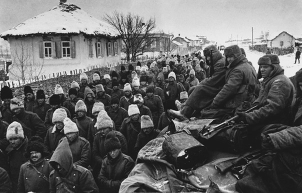 Румынские пленные под Сталинградом. 1942  