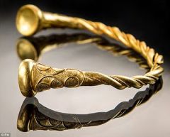 Находка интернационального масштаба: в Британии обнаружен древний клад с золотыми украшениями 