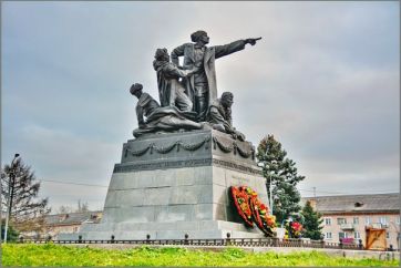 Монумент генералу Ефремову в Вязьме 