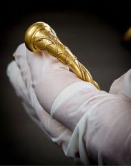 Находка интернационального масштаба: в Британии обнаружен древний клад с золотыми украшениями 