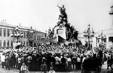 Как большевики с российской историей бились 