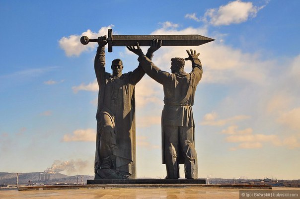 Монумент "Тыл - фронту!" 
