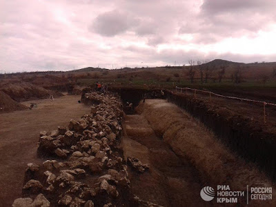Древний вал и некрополь нашли на стройплощадке Крымского моста  