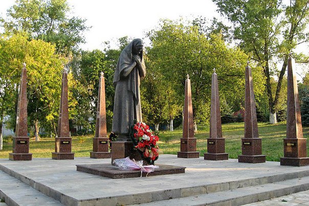 Памятник матери, Марии Матвеевне Фроловой, отдавшей ради Победы своих восьмерых сыновей  