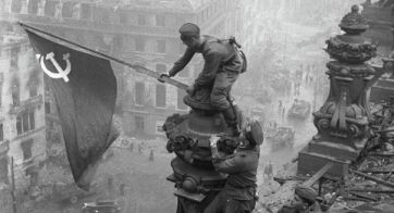 30 апреля 1945 г. Советские воины водрузили Знамя Победы над рейхстагом в Берлине  