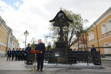 Восстановленный в Кремле крест сшивает порванную историю России  