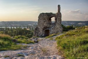 Древняя средневековая крепость Каламита расположена в городе Инкерман  