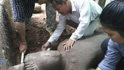 В Камбодже археологи выявили двухметровую скульптуру демона-охранника  