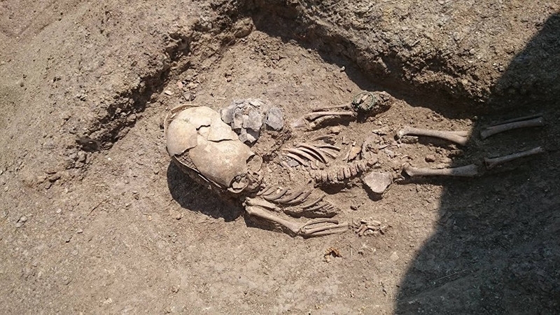 В Крыму раскопали могилу малютку с деформированным черепом  