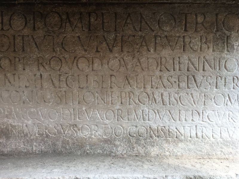 В Помпеях отыщи гробницу с четырехметровой эпитафией  