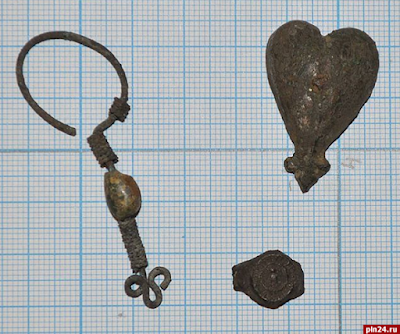 Бронзовую серьгу с бусиной, серебряную поясную накладку и щиток перстня отыщи псковские археологи на Мстиславском раскопе  