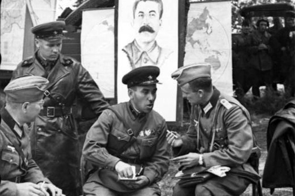 Как русские и немцы стряпали друг друга к войне 