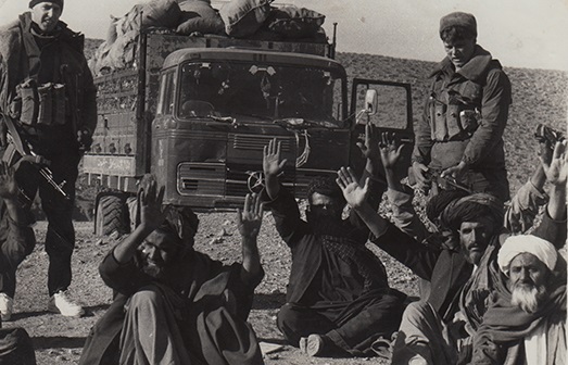 Что мастерили солдаты Советской армии со взятыми в плен душманами 