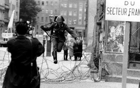 Отчего пограничник из ГДР решился на прыжок через берлинскую стену  