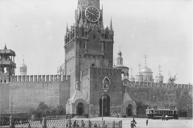 Как изначально именовалась Спасская башня Кремля  