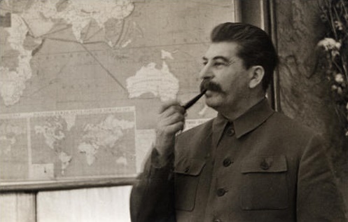 Отчего Хрущев говорил, что Сталин руководил войсками по глобусу 