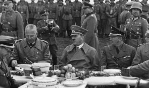 Что Гитлер сообщал о Сталине за ужином с приближенными и за что он его уважал  