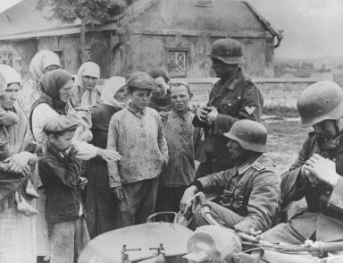 Как вели себя немецкие бойцы в захваченной советской деревне  