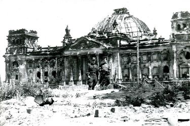 Память и ужас: до какого года немцы не решались трогать разрушенный Рейхстаг  