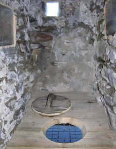 Туалет для графской твердыни. Как в средние века справляли нужду 